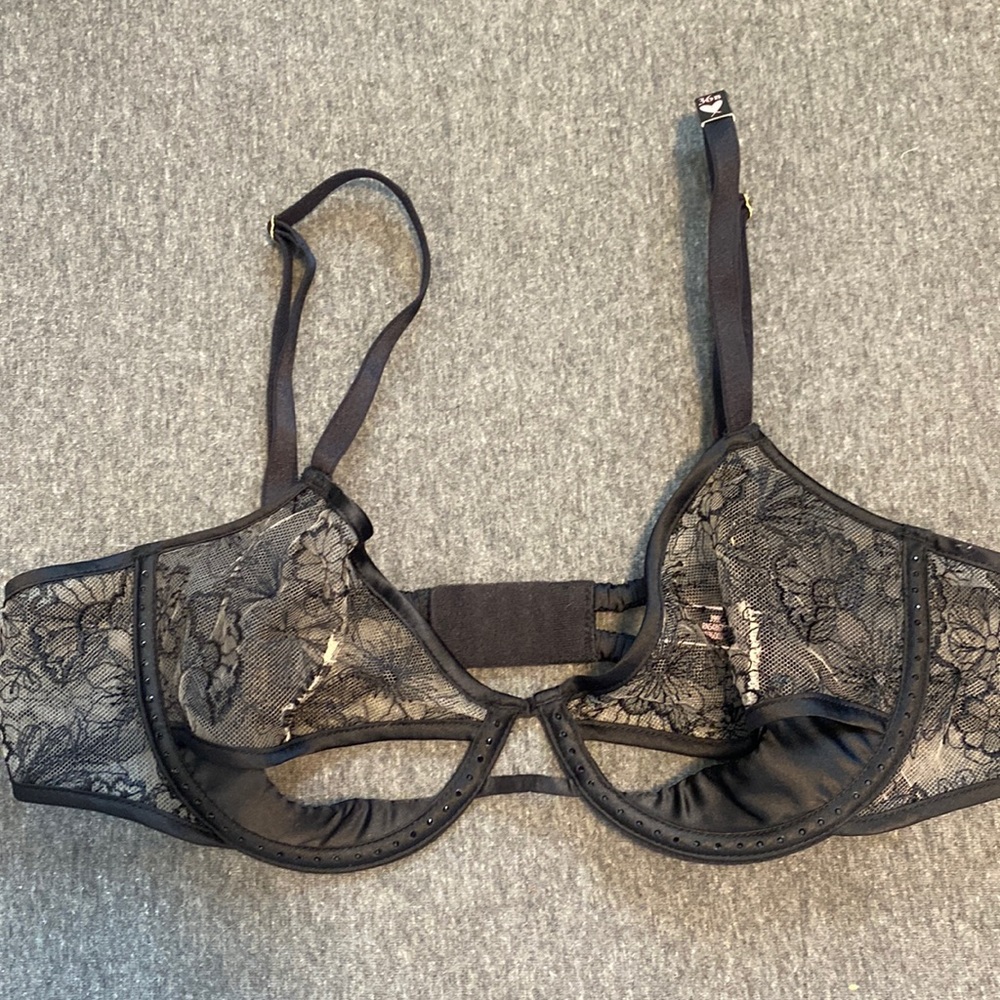 VS cutout bra